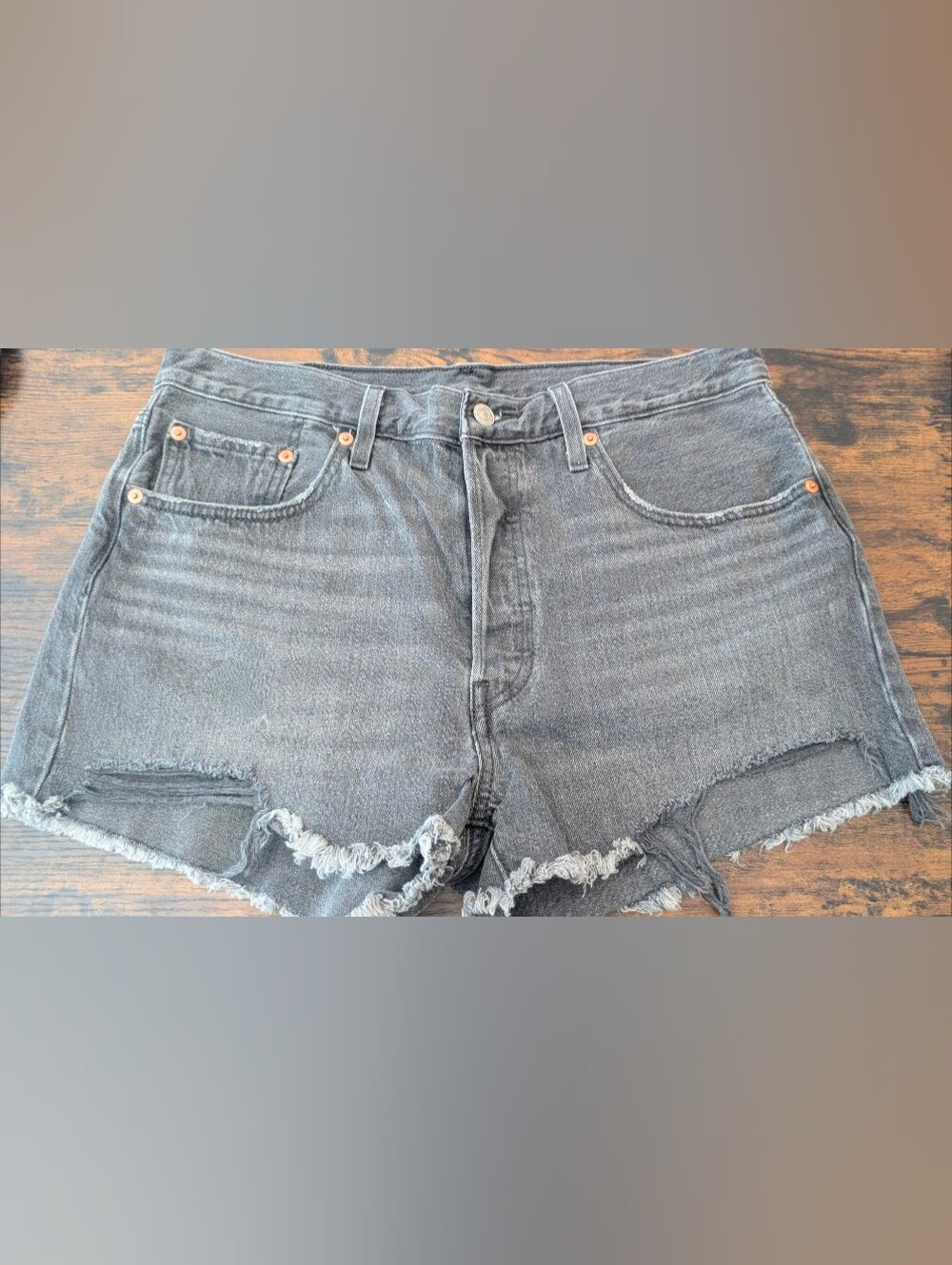 Levi’s Gray Distressed Cutoff Shorts – Women’s W32